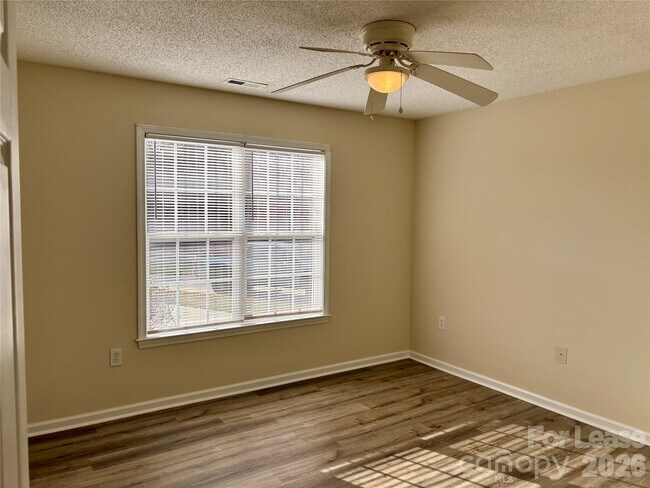 Foto del edificio - 521 Cedar Spring Dr