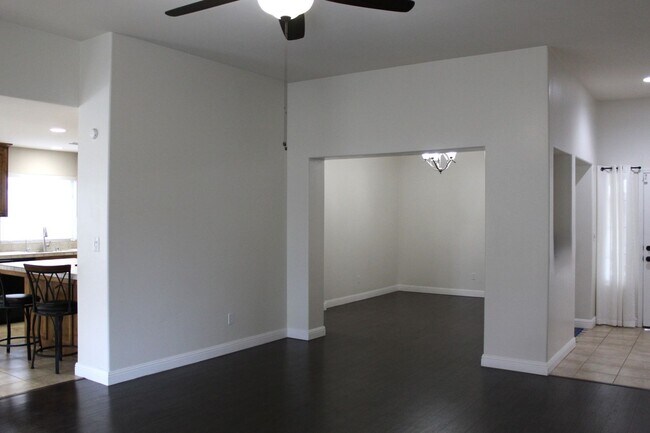 Foto del edificio - Beautiful Spacious Home for Rent Near Hosking and Mckee Area