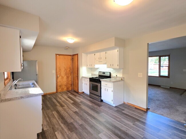 Building Photo - 2132 Kaskaskia Dr