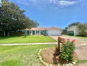 Building Photo - 303 Primrose Cir