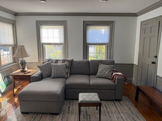 Building Photo - 8 Williams St