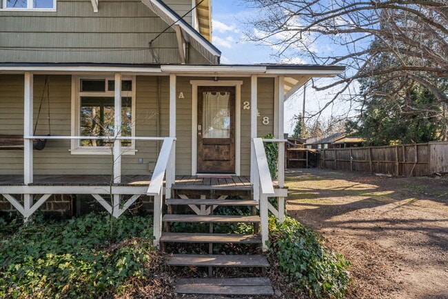 Building Photo - Charming Rustic 3-Bedroom + bonus rooms in Ashland, OR