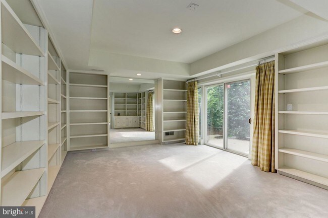 Building Photo - 4522 Foxhall Cres NW