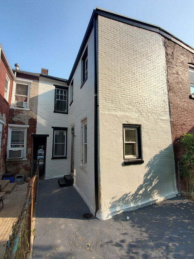 Building Photo - 66 Locust St