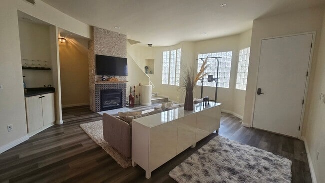 Building Photo - Bright, Spacious 3 Bedroom Home with Garage, A/C, Private Outdoor Space + Prime South Bay Location