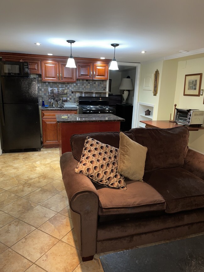 Picture #2 - 283 Ashford Ave