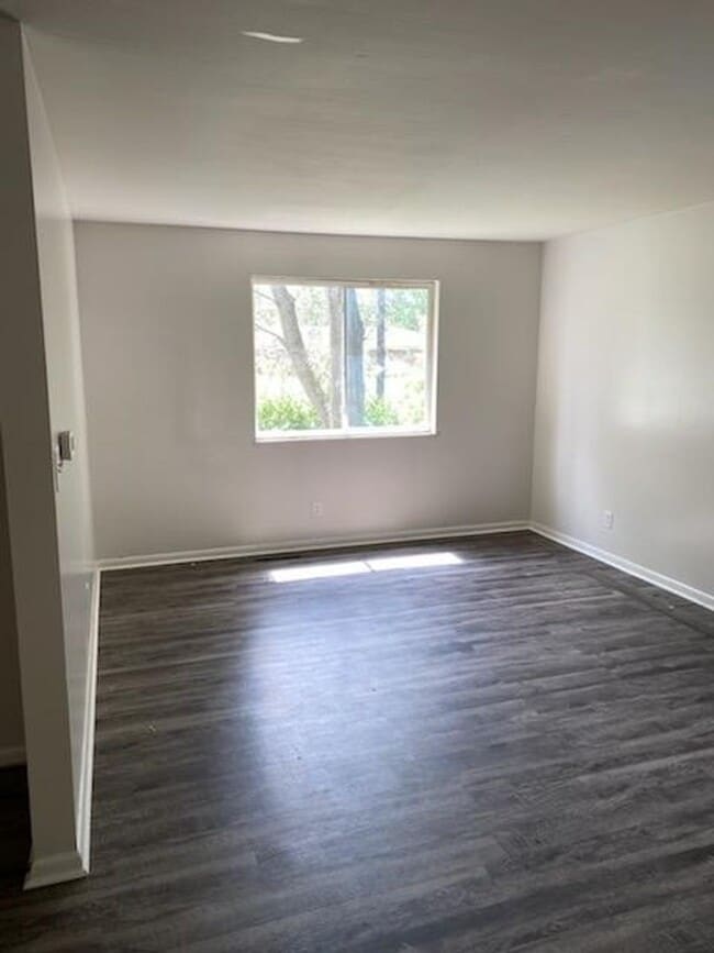 Building Photo - Charming 3-Bedroom Home with Spacious Yard...