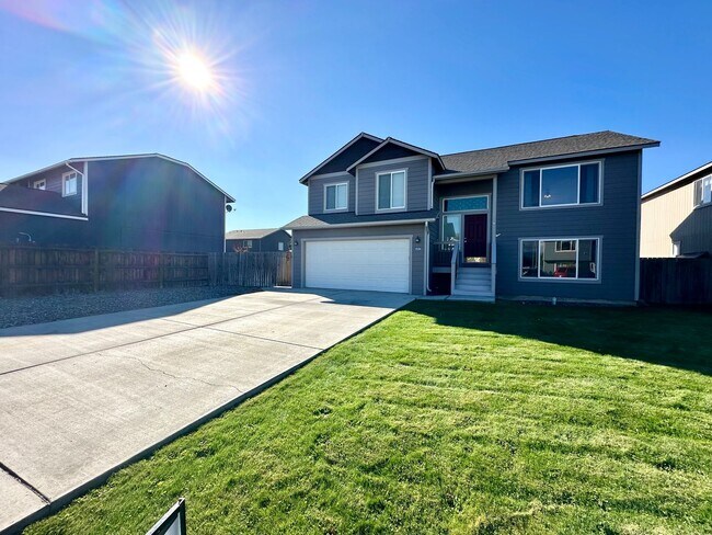 Building Photo - Large 5 Bedroom Home with bonus kitchenette!