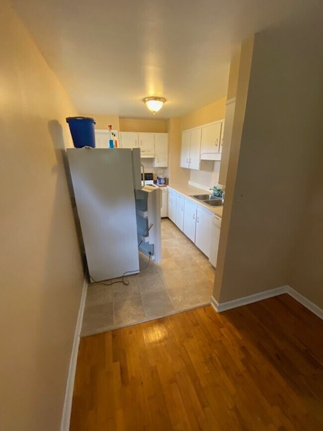Building Photo - 3 Bedroom/1 Bath with Unfinished Basement ...