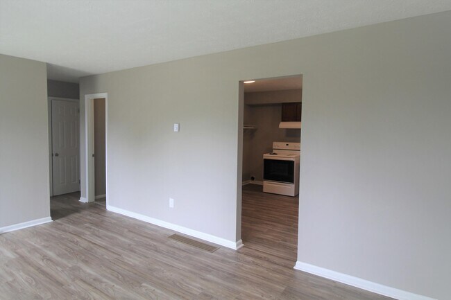 Building Photo - 115 Queensway Dr