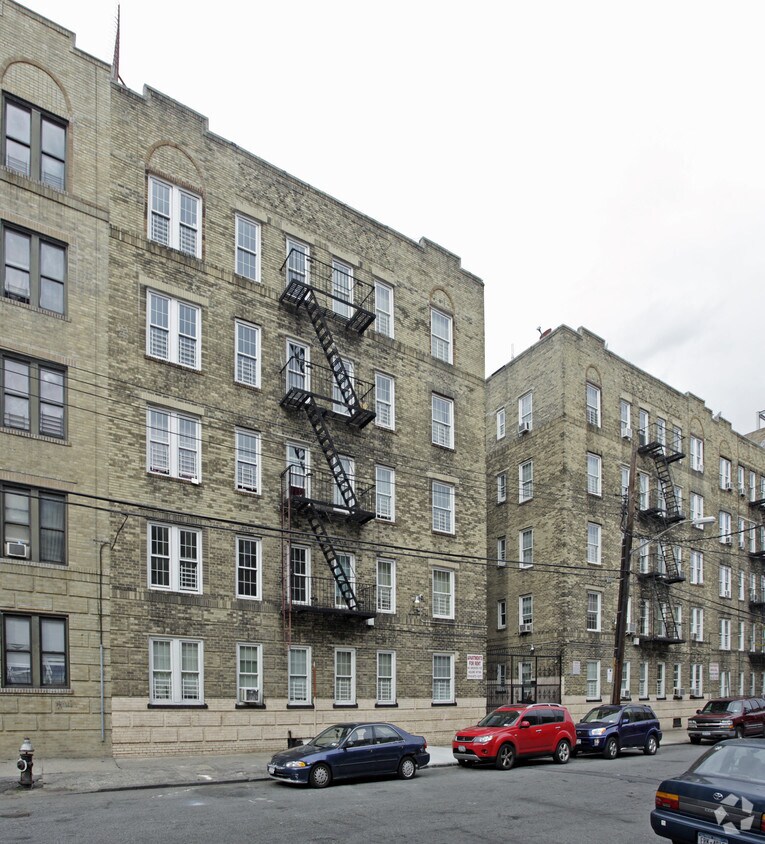Building Photo - 3031 Holland Ave
