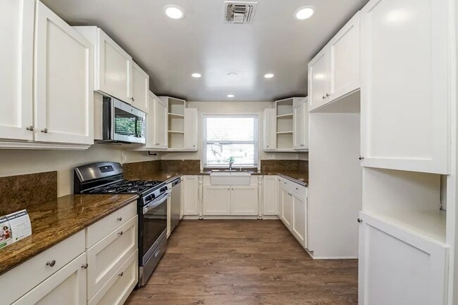 Building Photo - 10859 Vena Ave