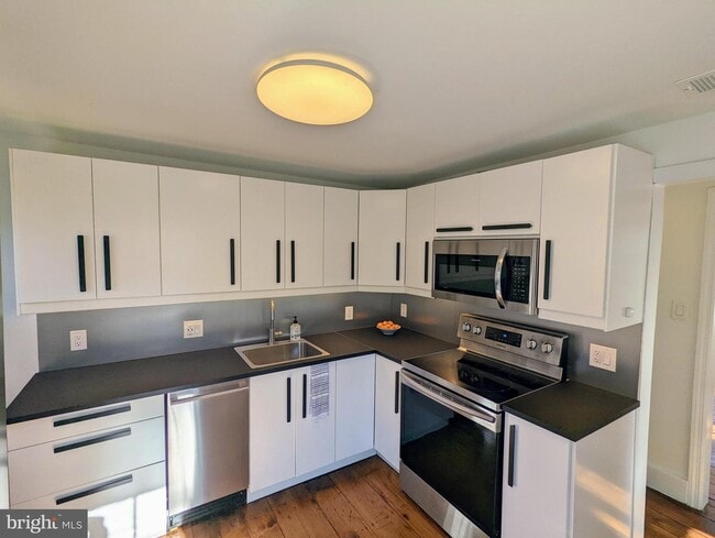 Building Photo - 15-15 W Ferry St