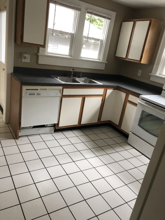 Building Photo - 3 Bedroom 2 Bath house