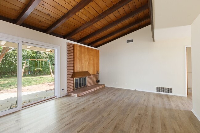 Building Photo - Charming Mid-Century 3-Bedroom Home in Win...