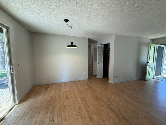 Foto del edificio - Beautiful 3 Bed/1 Bath Home with Large and Fenced Backyard - SE Bend