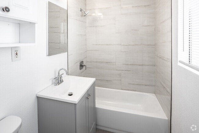 1BR, 1BA - 465SF - Bathroom - Chanteclair Apartments