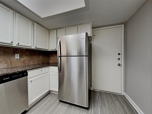 Foto del edificio - 8615 Riverside Walk Ln