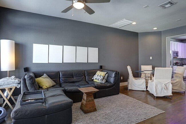 Building Photo - 1310 Palm Canyon Dr