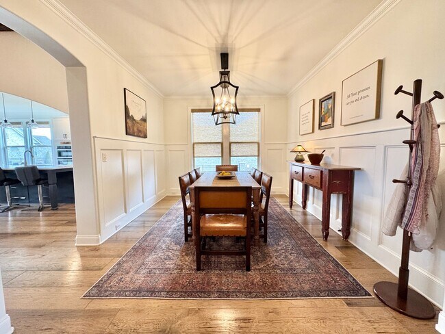 Foto del edificio - 4 Bedroom Home with Office in Walking Distance to Schools