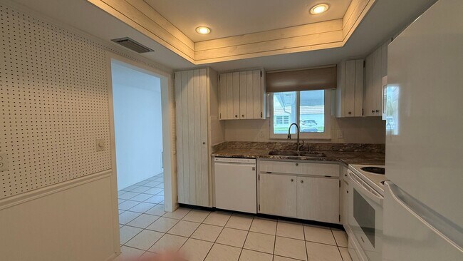 Foto del edificio - All inclusive 2BR/ 2B Condo in 55+ Community