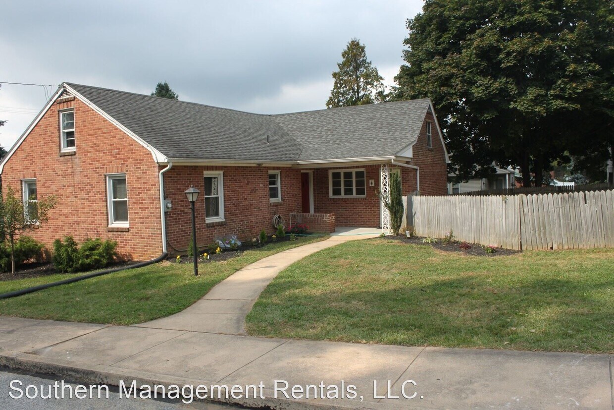 Primary Photo - 3 br, 1.5 bath House - 431 N. Main Street