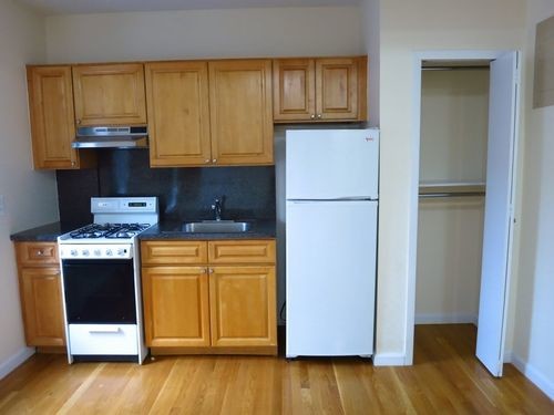 Building Photo - 528 E 79th St