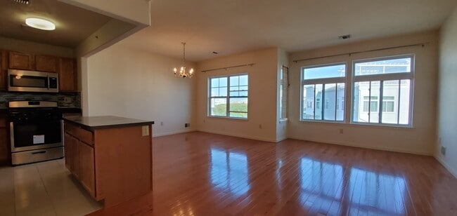 Building Photo - 164 Commodore Cir E