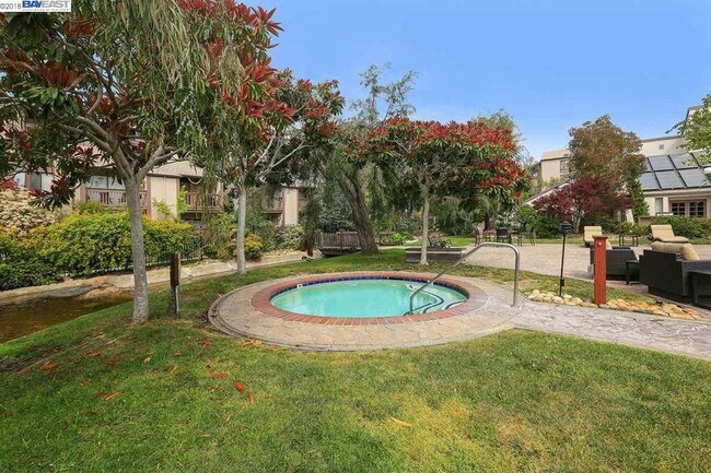 Willows Hot Tub - 2101 Shoreline Dr