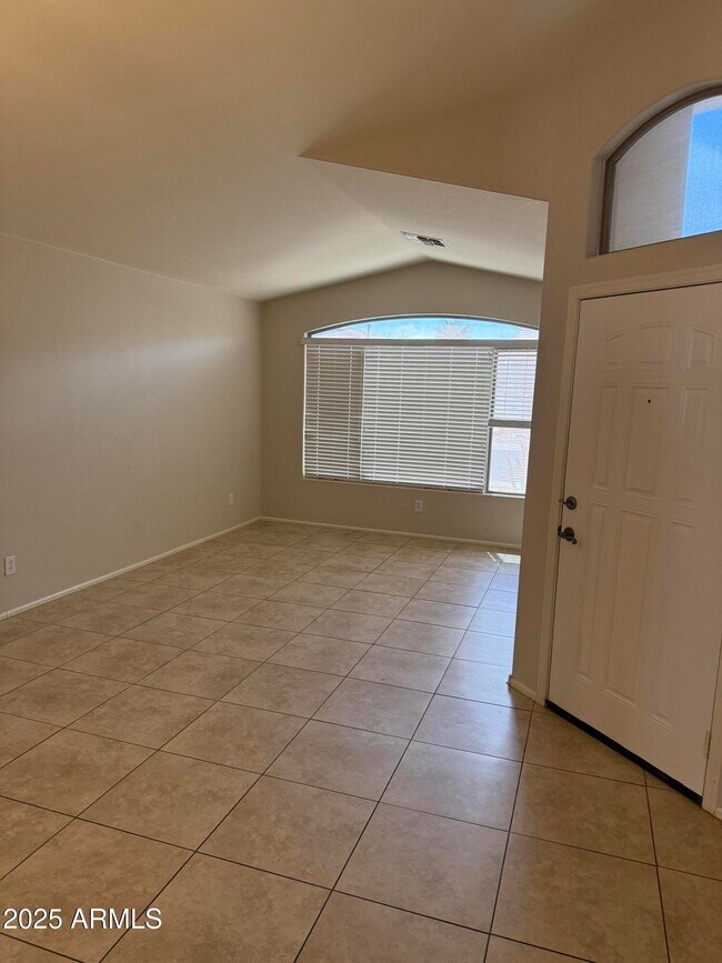 Foto del edificio - 42206 Chambers Dr