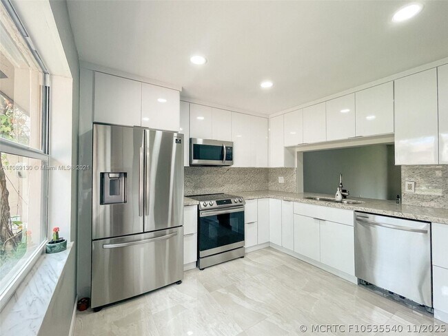 Foto del edificio - 228 Lakeside Cir