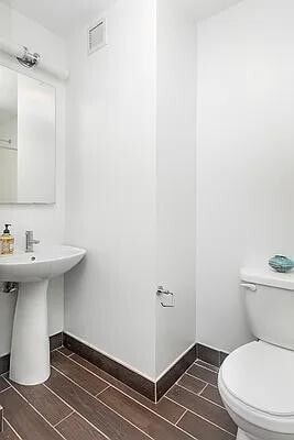 Building Photo - 212 W 91st St