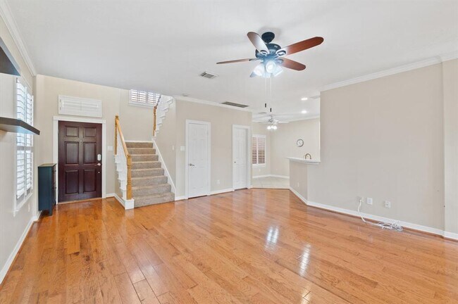 Building Photo - 1118 Enclave Square E
