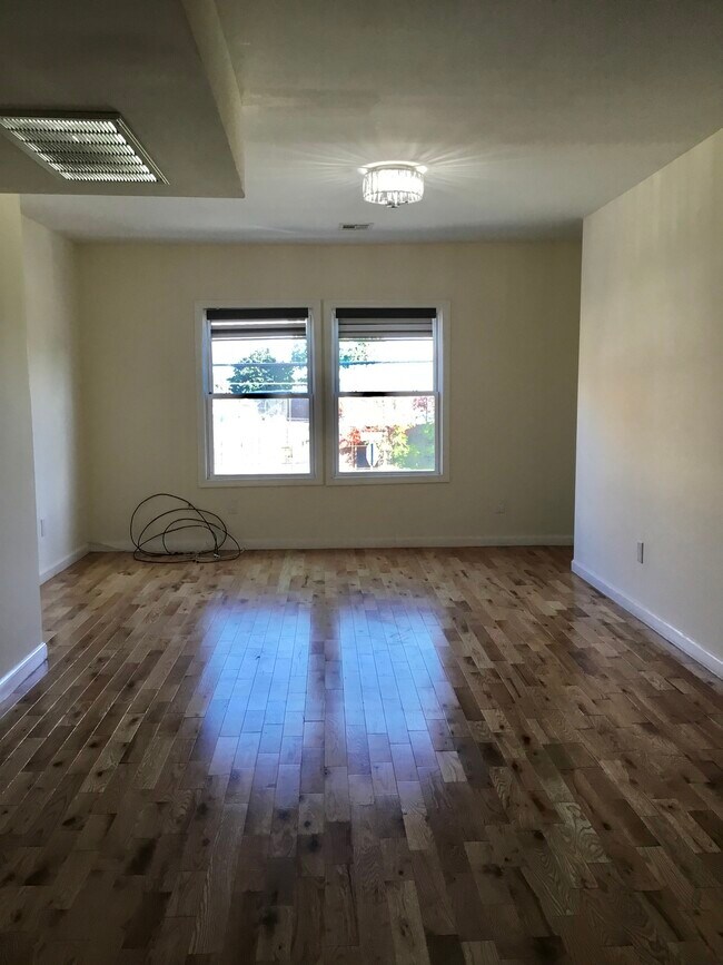 Open floor living - 517 S 10th St