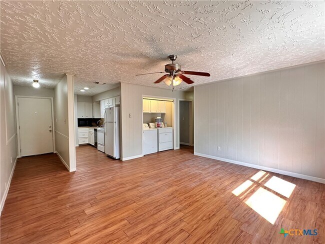 Foto del edificio - 906 N LBJ Dr