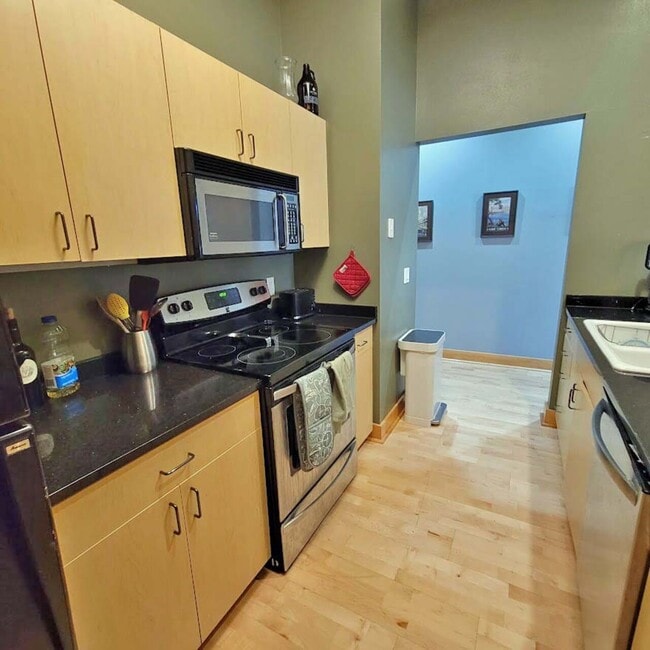 Building Photo - Modern Willy St. Condo
