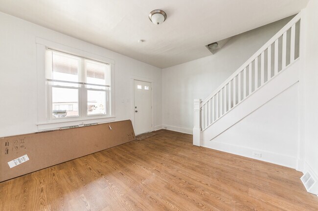Building Photo - Available 9/1!! Quiet Street in Mt. Washin...