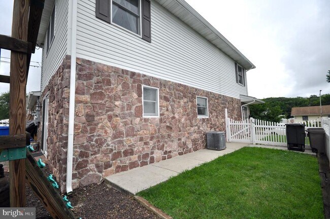 Building Photo - 226 Stanford Rd
