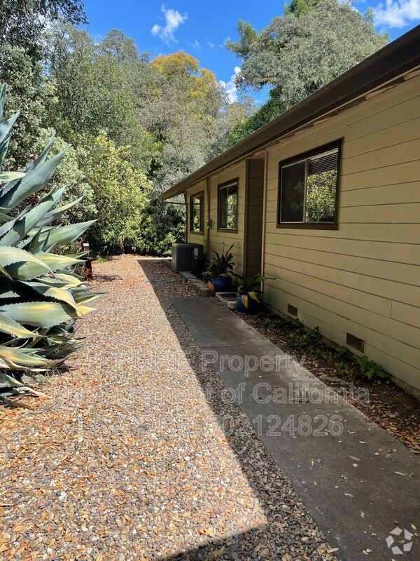 Building Photo - 875 Watson Rd