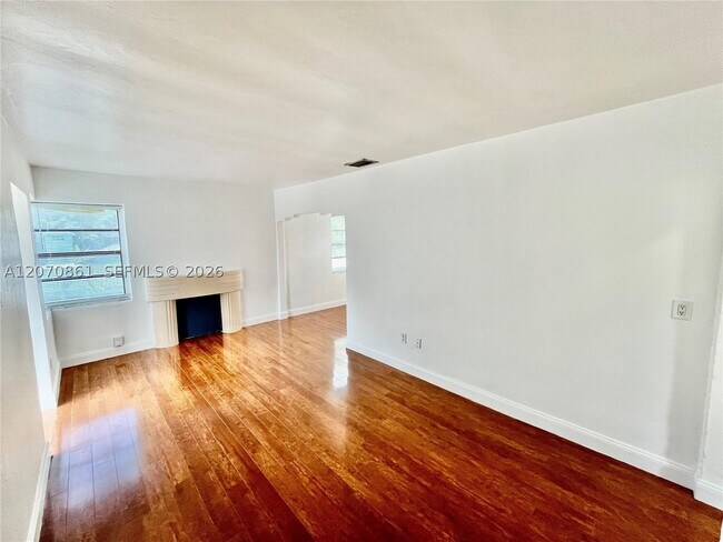 Building Photo - 525 NE 65th St