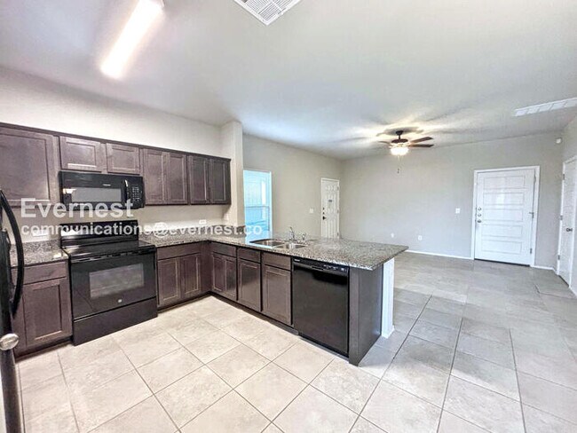 Foto del edificio - 3-Bed, 2-Bath Townhome with Fenced Yard & Garage / Pet-Friendly / Available Now!