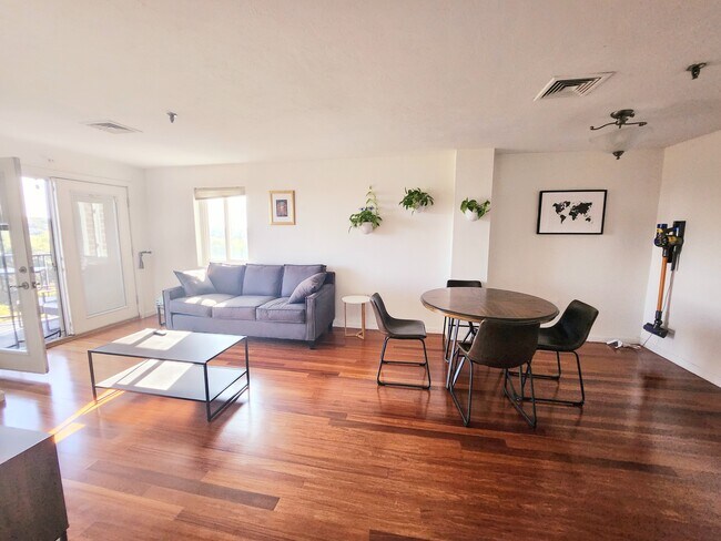 Foto del edificio - 230 Willard St