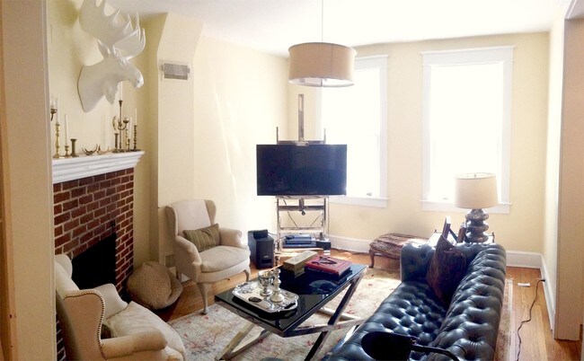 Building Photo - 127 12th St SE