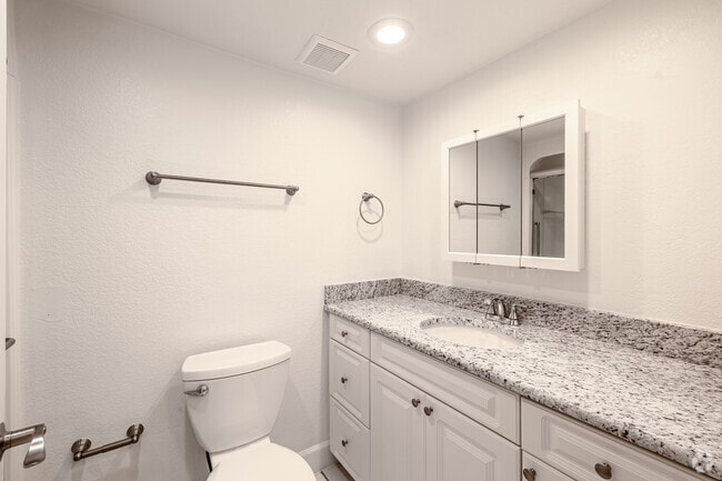 2BR, 2BA - 1,422SF - St. Armand - Second Bathroom - The Blake at Bradenton