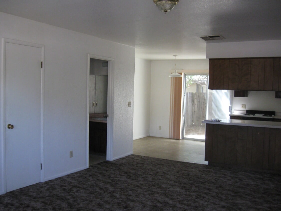 734 E Houston Ave, Visalia, CA 93292 Townhome Rentals in Visalia CA