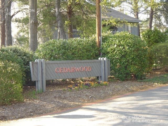 Foto del edificio - 2104 Cederwood