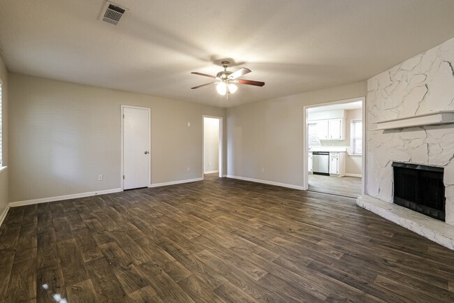 Foto del edificio - 843 Tall Deer Dr