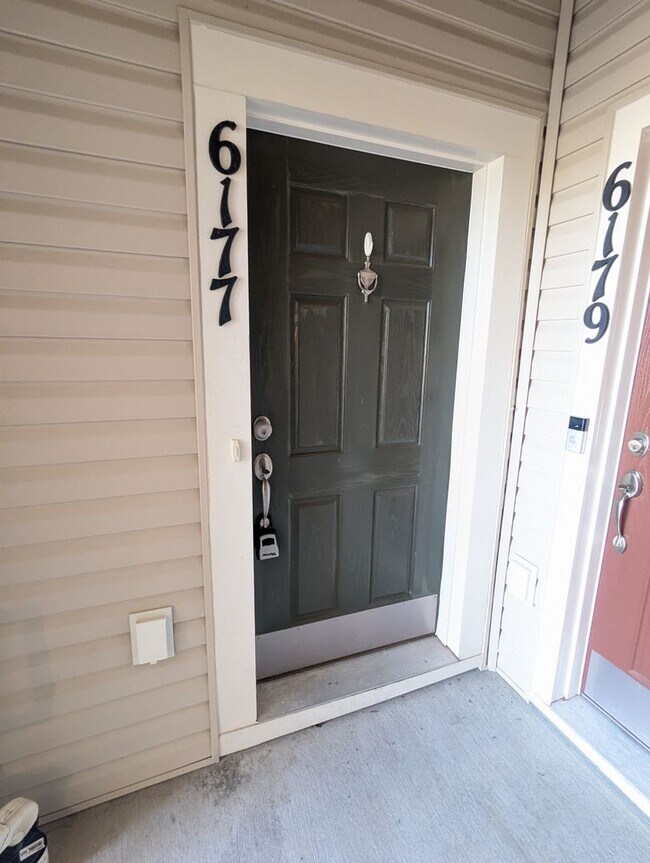 Foto del edificio - Beautiful 3 level townhouse in Jefferson Place ready for you mid July!
