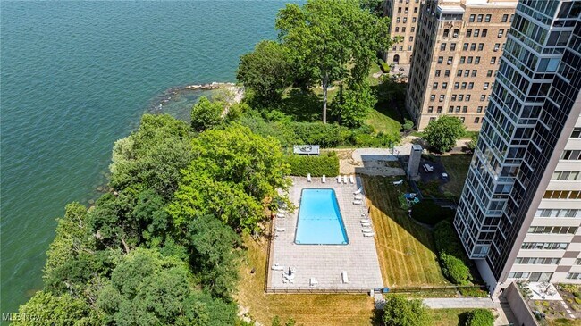 Building Photo - 12520 Edgewater Dr
