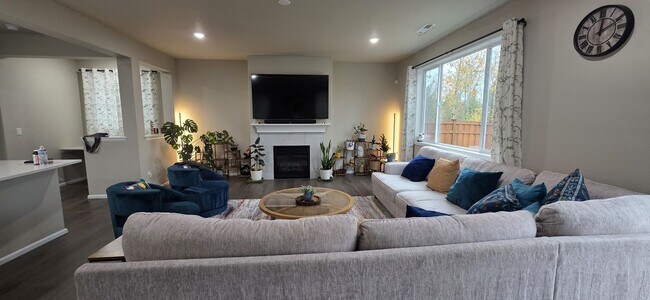 Building Photo - Amazing 4bed/2.5bath Home in Bonney Lake with Peak a Boo View of Mt. Rainer!